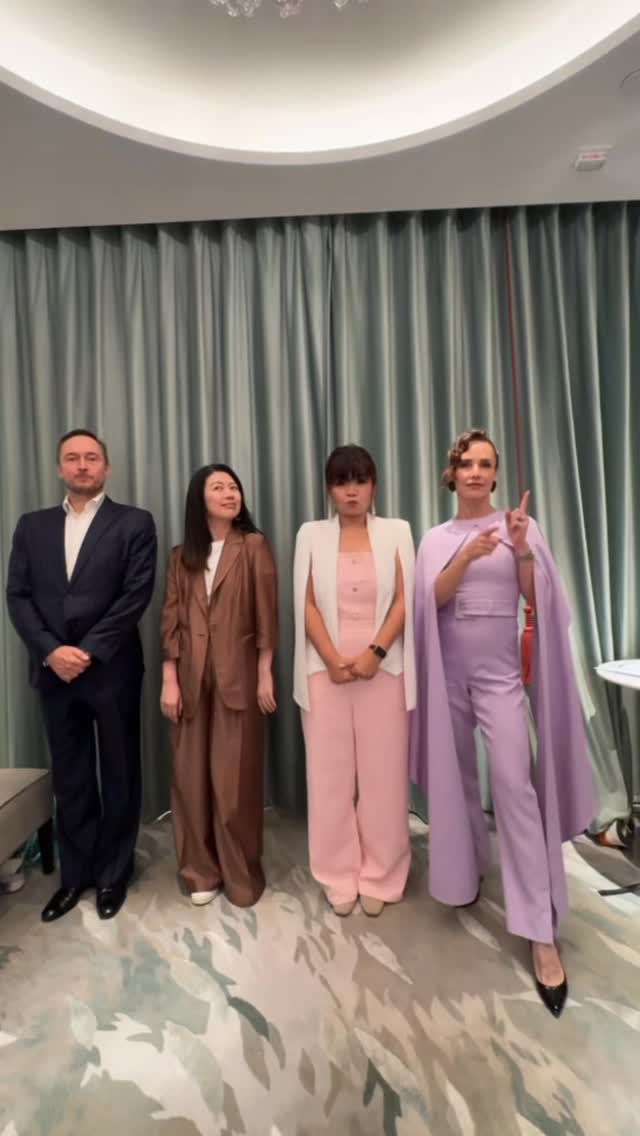 Behind the scenes magic at the ball! ✨✨ Our fabulous hosts Miss Katya & Miss Alyson bringing all the glam, with the one and only Mr. Klaus keeping the vibes alive! 💃🕺 And a surprise special guest all the way from Brunei -  @ballroombeesbn showing off those dance moves backstage! 💫👯‍♂️

#BallroomBees #DanceFamily #BehindTheScenes #BallroomMagic #InternationalVibes