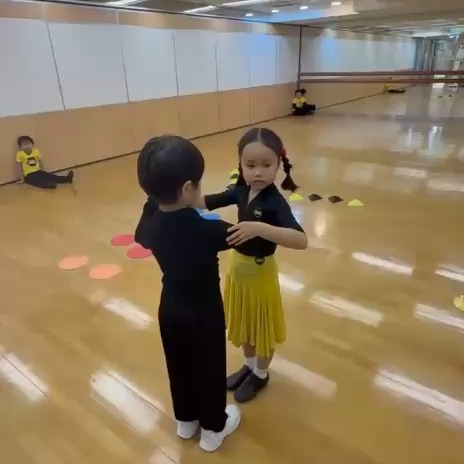 1, 2, 3... 1, 2, 3... 🎶
🍯 Step into Magic with our HoneyBees!
There is nothing quite as sweet as seeing our HoneyBees (ages 4–6) find their rhythm! This week at the YWCA, we’ve been practising our very first Waltz steps, and we are buzzing with pride! 🐝✨
At BallroomBees, we believe dance is the ultimate tool for building confidence, coordination, and community from the ground up!
Want to see your little bee shine on the dance floor? 🐝 Our HoneyBees programme is designed for ages 4–6 to explore diverse cultures and movement in a fun, supportive environment.
✨ Sign up for a trial class today!
#BallroomBees #HoneyBees #WaltzSteps #KidsDanceHK #ConfidenceInMotion #EarlyChildhoodEducation #HKMoms #DanceTogether